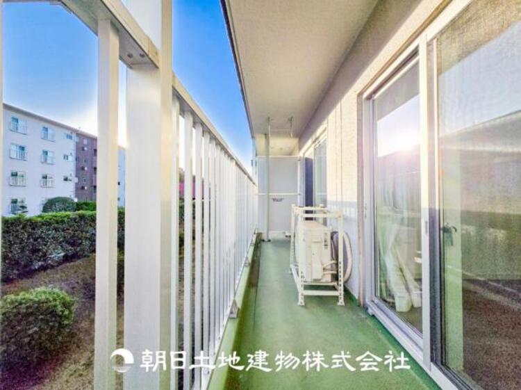 バルコニー 太陽に愛された家。陽当り・通風に優れた魅力的で快適さを追求した住宅です。