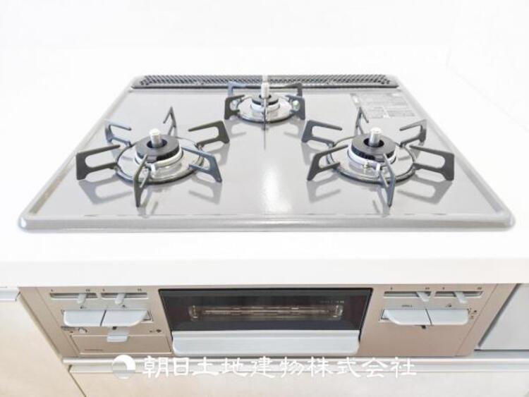 その他 お手入れのしやすい三口コンロ、油汚れなどをさっと拭き掃除！お料理の幅が広がります。