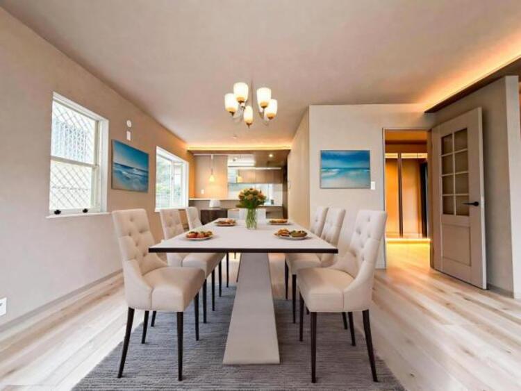 居間 家族の会話や笑顔が行き交うリビングで、子供を走り回らせたい。ダイニングテーブルでゆったり食事を堪能。光と風が溢れる開放的なリビングダイニングには、くつろぎの空間を生み自然と家族みんなが集まってきます 