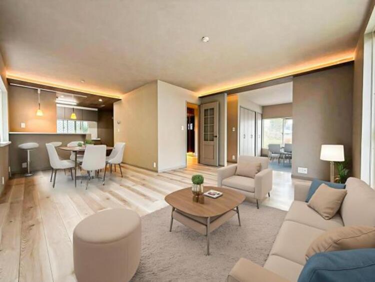 居間 お天気が晴れの日は照明をつけなくても充分明るいリビングです！どこか落ち着きのある広々とした内装です！皆で過ごす空間が、目に浮かんでくる様な優しいリビングダイニングです！くつろいだり楽しい時間を是非！ 