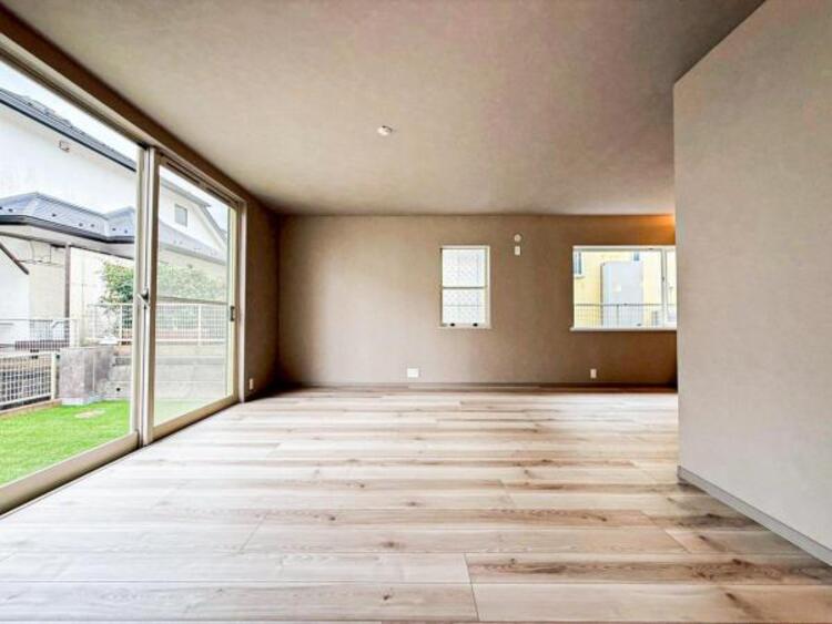 居間 リビングにあふれる採光と心地よい風のつどう調和された空間！！生活を彩る充実した日々が過ごせそうです。家族の滞在期間が長くなることを予測して、設計士が思いと工夫をこらした自慢のリビングダイニング！！！ 