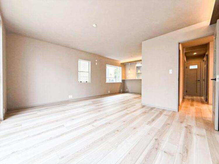 居間 開放感とプライベート感が見事に両立されたリビングダイニング！通常では相反するファクターがともにそろうと極上のくつろぎ空間が生まれます。だれにも譲りたくない至福の空間で過ごす日々は生活をより豊かにします 