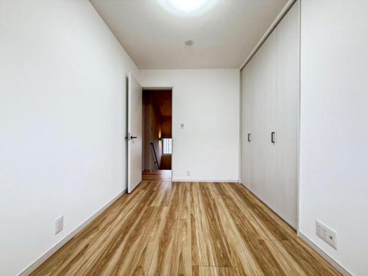 内装 穏やかな寛ぎあじわえるお部屋では有意義な時間がつくれます！！大きな窓からと陽光が注がれる明るい空間！光もアクセントの一つとして。一人時間も充実したものにできるプライベートルームは日々を豊かにします！！ 