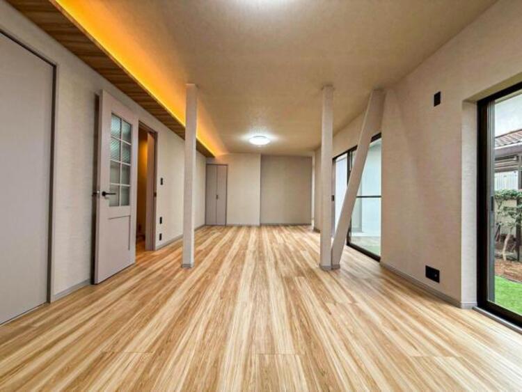 居間 お天気が晴れの日は照明をつけなくても充分明るいリビングです！どこか落ち着きのある広々とした内装です！皆で過ごす空間が、目に浮かんでくる様な優しいリビングダイニングです！くつろいだり楽しい時間を是非！ 