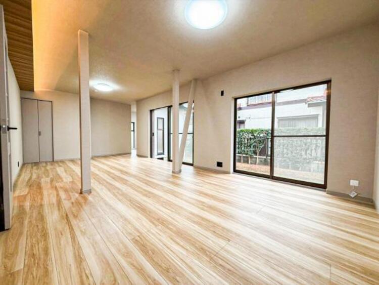 居間 リビングにあふれる採光と心地よい風のつどう調和された空間！！生活を彩る充実した日々が過ごせそうです。家族の滞在期間が長くなることを予測して、設計士が思いと工夫をこらした自慢のリビングダイニング！！！ 