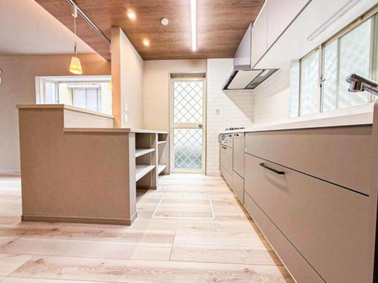 キッチン 【キッチン】最新のシステムキッチンは使い勝手が良好です。　　大容量のカップボードもとても便利です。 