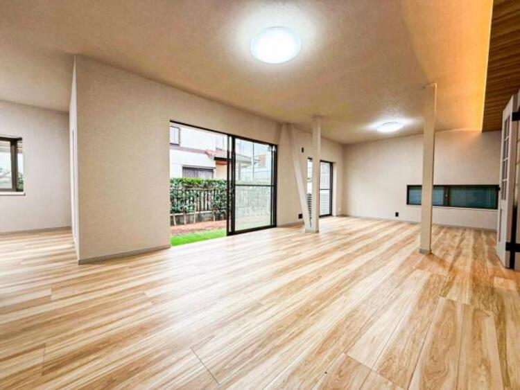 居間 開放感とプライベート感が見事に両立されたリビングダイニング！通常では相反するファクターがともにそろうと極上のくつろぎ空間が生まれます。だれにも譲りたくない至福の空間で過ごす日々は生活をより豊かにします 