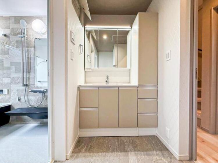 洗面 【洗面・脱衣所】３面鏡、シャワーヘッド、収納など充実の設備。動きやすい広さがあり使い勝手が良好です。 