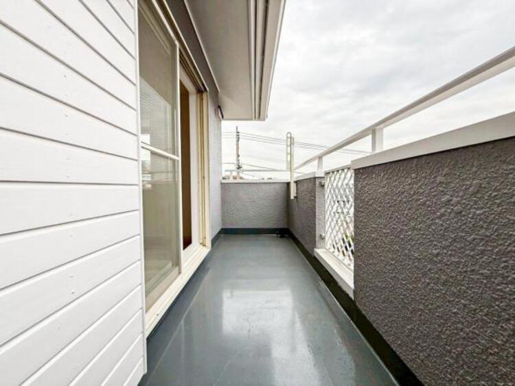 バルコニー 【バルコニー】太陽の光と爽やかな風でお洗濯物は気持ちいいです。 