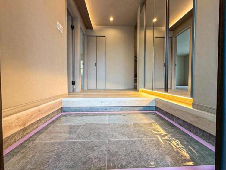 その他 【玄関】多くの人を迎えるから心地のよい空間にしたいですね。　玄関周りをスッキリとできる大容量収納 