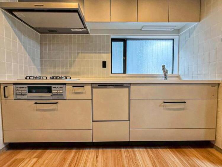 キッチン 【キッチン】広く取られたキッチンスペースはとても便利です。　自由にレイアウトがカスタマイズできます。 