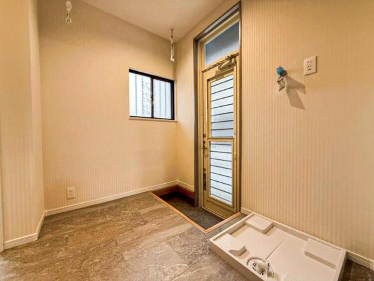 洗面 【洗面・脱衣所】ストレスフリーな広いランドリースペース。　　大きな洗濯機乾燥機もしっかりとおけます。 