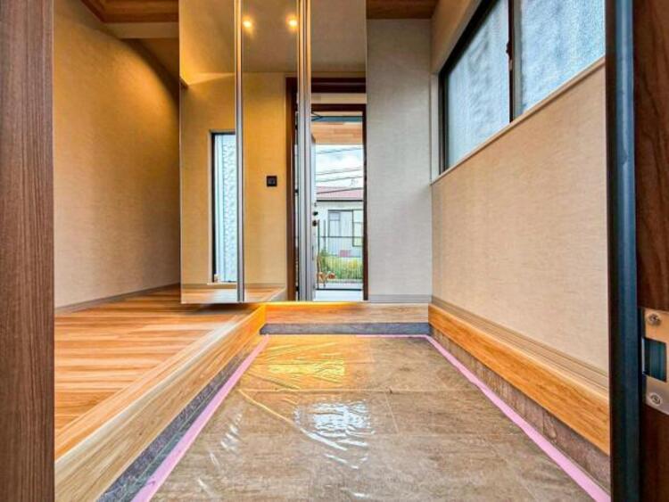 その他 【玄関】明るく広い玄関には収納力に優れたシューズボックス。　靴をスッキリと整頓することができます。 