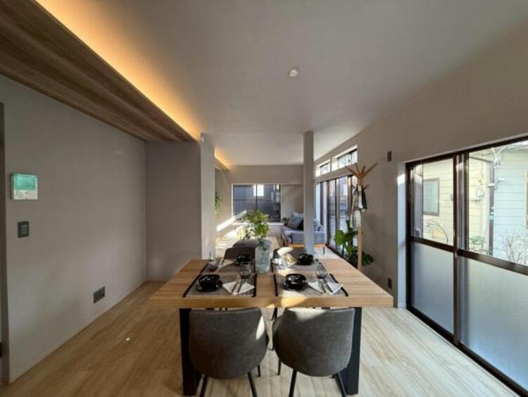 居間 お天気が晴れの日は照明をつけなくても充分明るいリビングです！どこか落ち着きのある広々とした内装です！皆で過ごす空間が、目に浮かんでくる様な優しいリビングダイニングです！くつろいだり楽しい時間を是非！ 