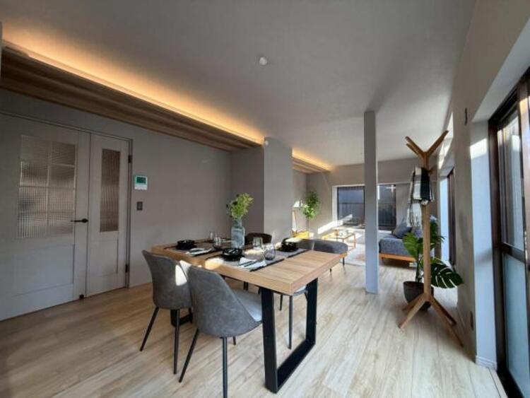 居間 リビングにあふれる採光と心地よい風のつどう調和された空間！！生活を彩る充実した日々が過ごせそうです。家族の滞在期間が長くなることを予測して、設計士が思いと工夫をこらした自慢のリビングダイニング！！！ 