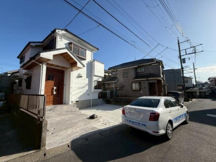 外観 青空を背景にスタイリッシュな外観が住まう人に誇りを与えます。駅周辺施設も利用でき快適生活が送れます！四季を通じて自然と触れ合えるスポットが周辺には沢山あり、お散歩やジョギング週末の遊びにおすすめです。																						 