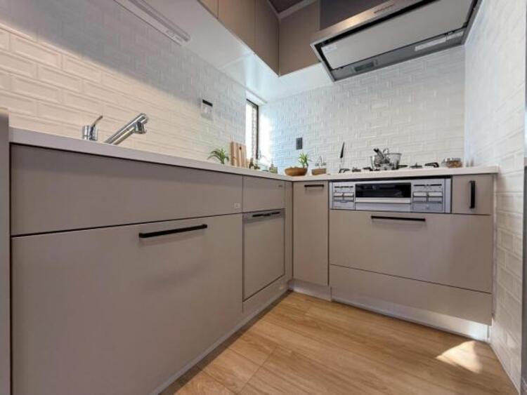 キッチン 広く取られたキッチンスペースはとても便利です。　自由にレイアウトがカスタマイズできます。 