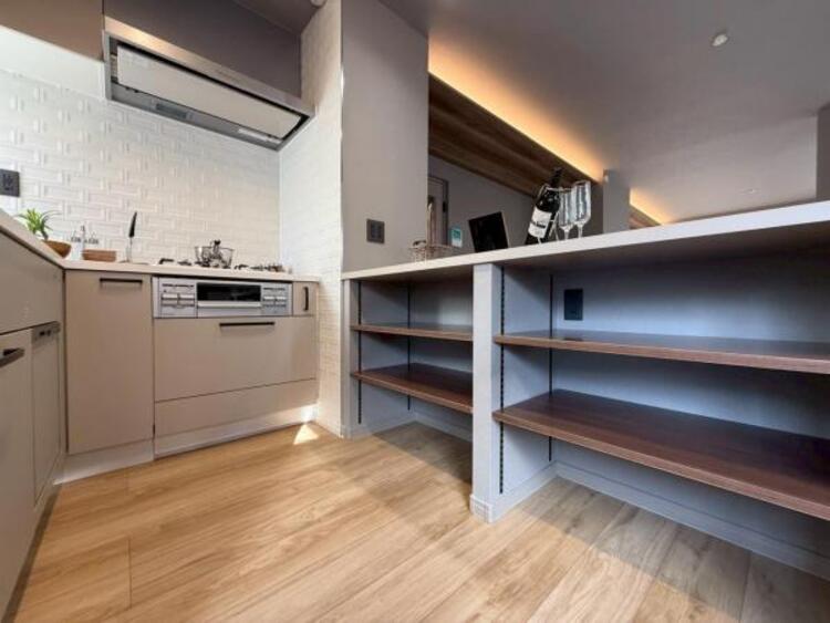 キッチン リビングダイニングが見渡せるカウンターキッチン！　お料理をする人も開放感が心地いいです。 