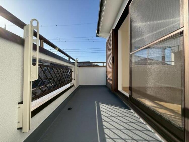 バルコニー 太陽の光と爽やかな風を受けられるバルコニーです。太陽の匂いを感じられそうです！  