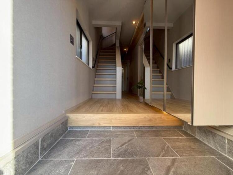 その他 明るく広い玄関には収納力に優れたシューズボックス。　靴をスッキリと整頓することができます。 