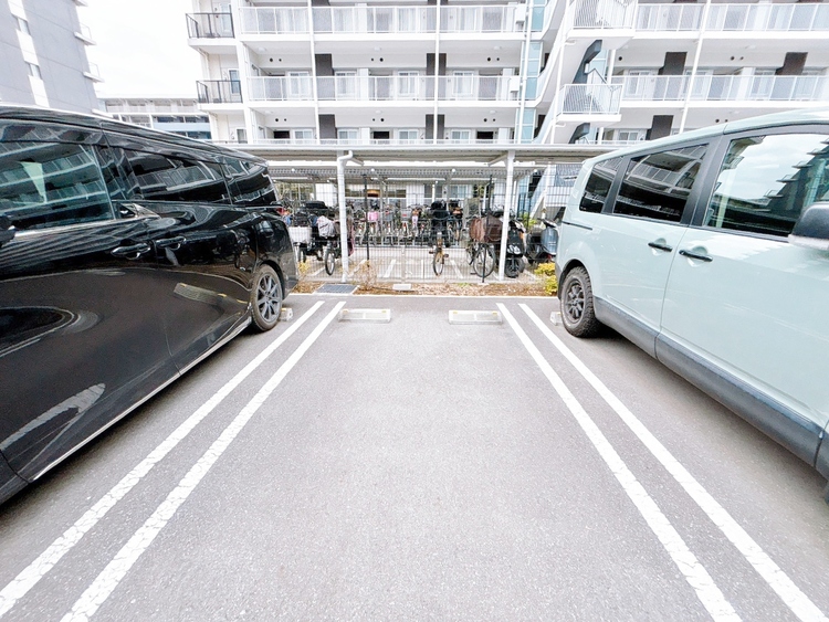 駐車場 本物件の駐車スペースです。車種制限のある場合もございますので、お気軽にお問い合わせくださいませ。