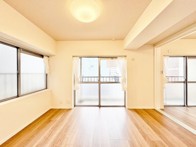 居間 忙しく過ぎゆく日常を置き去るほど、ゆったりした時間が流れるリビング。