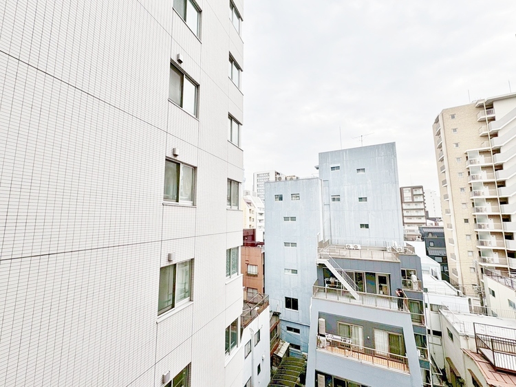 バルコニー 窓を開けると広がる青空。心をリフレッシュして日々を過ごしていきましょう。