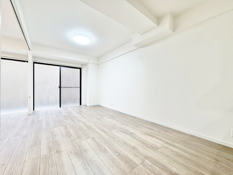 居間 忙しく過ぎゆく日常を置き去るほど、ゆったりした時間が流れるリビング。