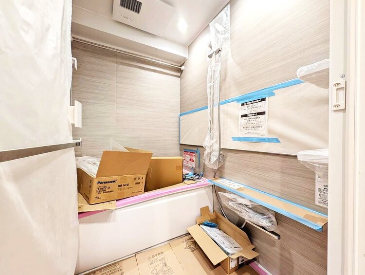 風呂 一日の疲れを癒すバスルームは、心地よいリラックスを叶える清潔感溢れる空間です。