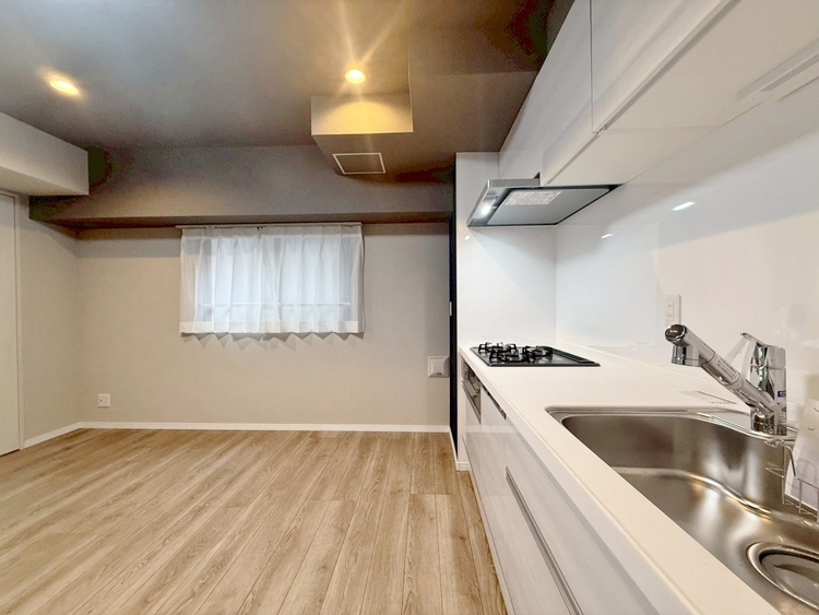 居間 忙しく過ぎゆく日常を置き去るほど、ゆったりした時間が流れるリビング。