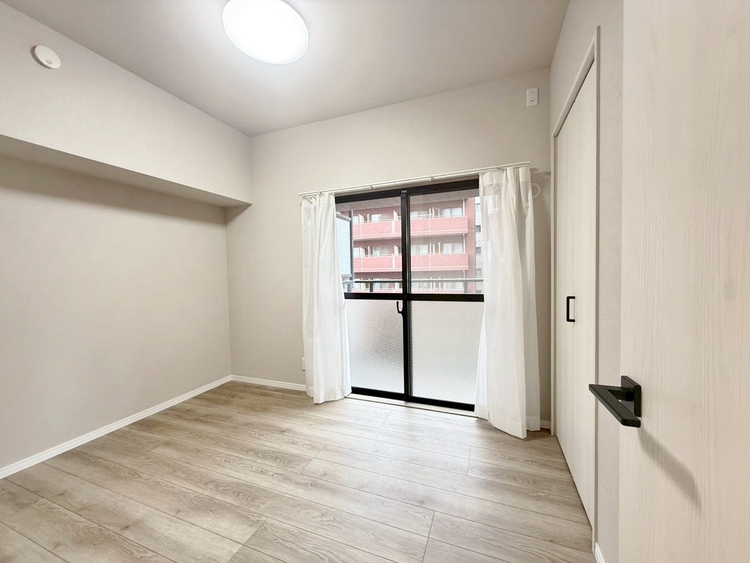 寝室 ベッドも十分に設置するスペースがあります。