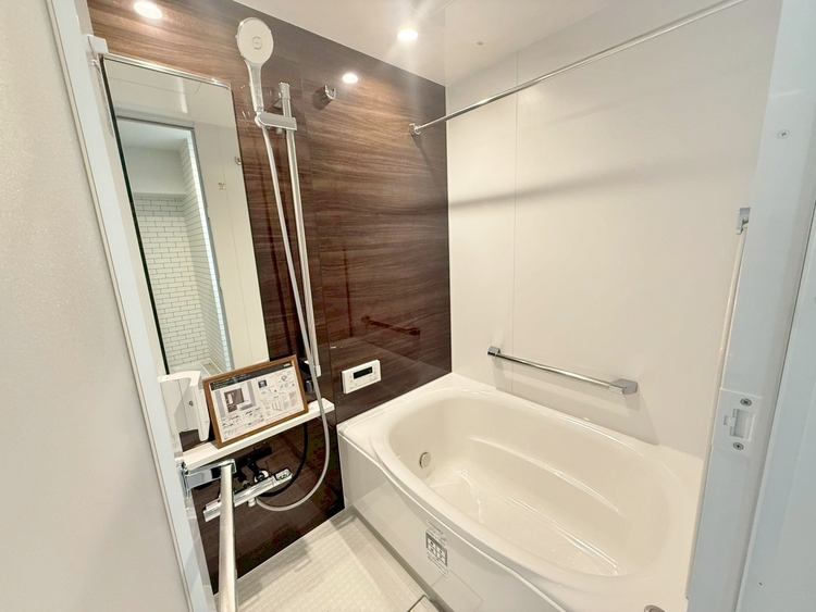 風呂 一日の疲れを癒すバスルームは、心地よいリラックスを叶える清潔感溢れる空間です。