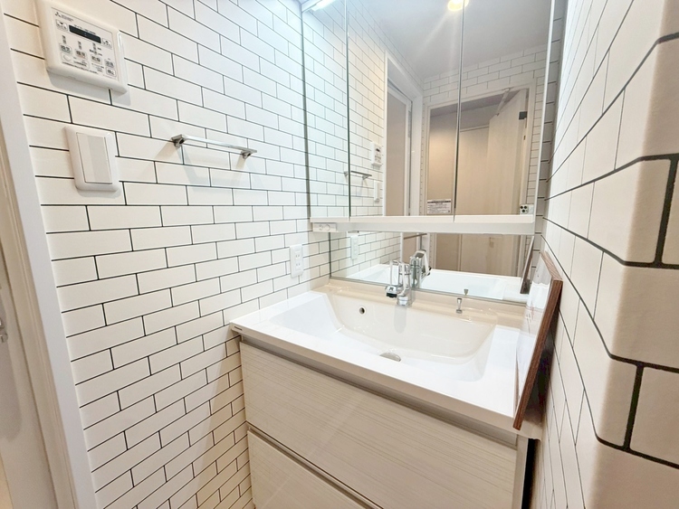 洗面 何かと物が増える場所だからこそ、スッキリと見映えの良い空間に。