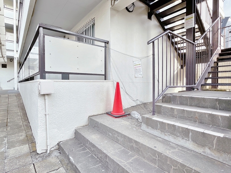 その他 落ち着いた雰囲気の階段。手すりも常設しているので、ゆったりお使いになれます。