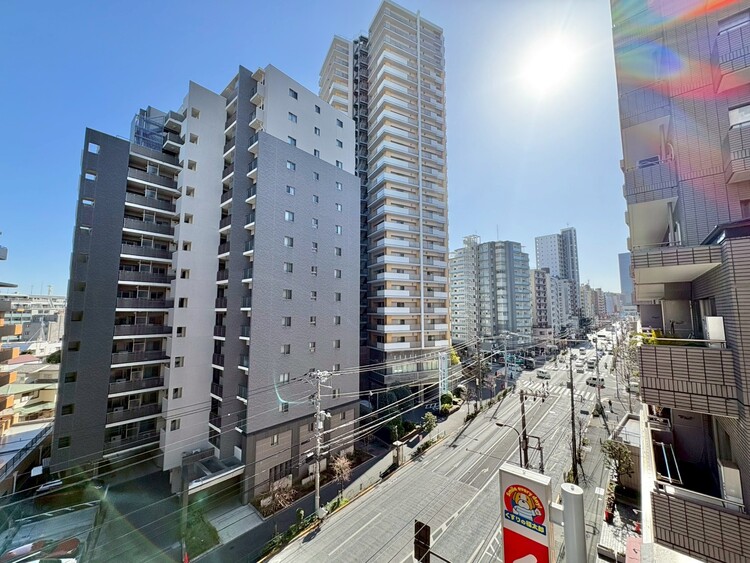 バルコニー 窓を開けると広がる青空。心をリフレッシュして日々を過ごしていきましょう。