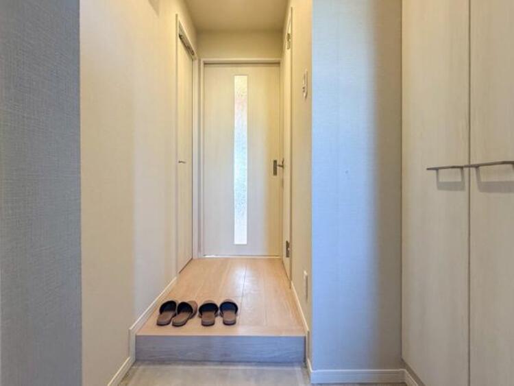 その他 シンプルで落ち着いたデザインの玄関が魅力です。