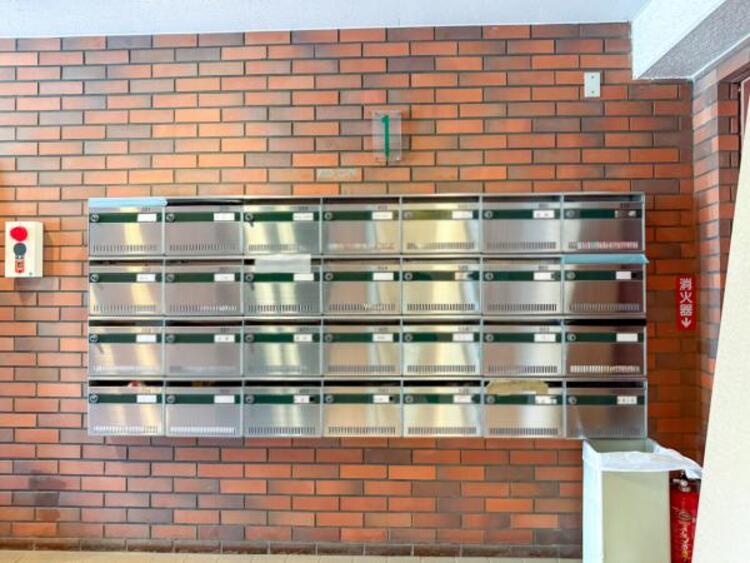 その他 エントランスに備え付けの郵便受けです。