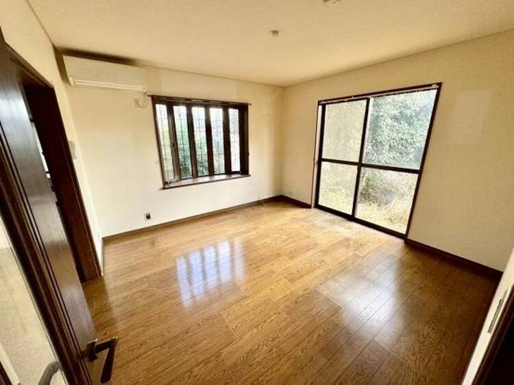居間 リビングとつながるお部屋は、お友達が遊びに来た時にも使えますし、ちょっと疲れた時にお昼寝できるのも嬉しいですね。