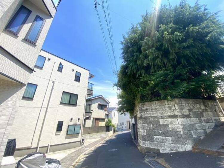 外観 前面道路は車通りが少ないです。