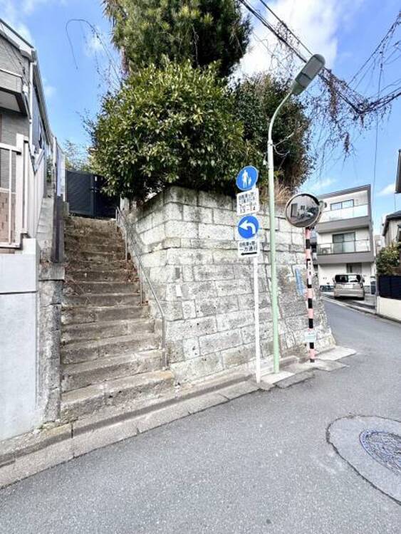 外観 陽とともに、時間によって顔を変える街の景観から、星空や夜景に負けないデザインの映える外観。この街ならではの美しい風景と、ここから紡がれる物語を建物外観から始まります。
