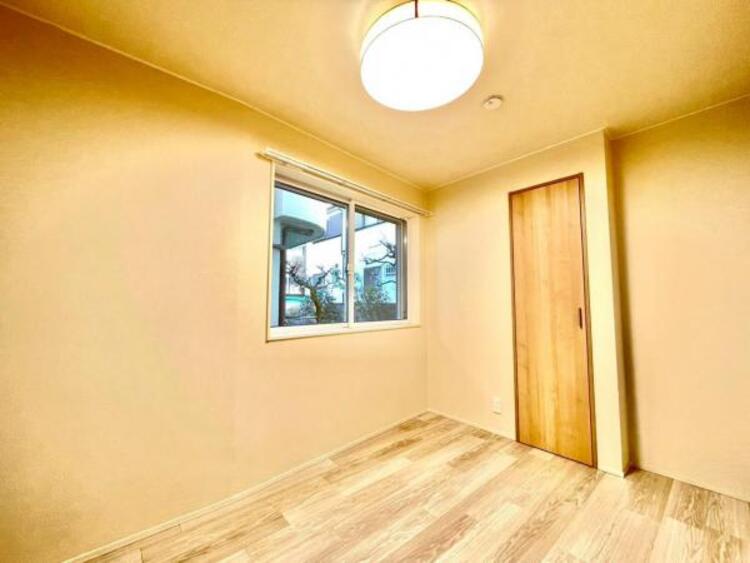 内装 プライベートなベッドルームは暮らす方がお好みで飾れるシンプルな室内に仕上げてあります。