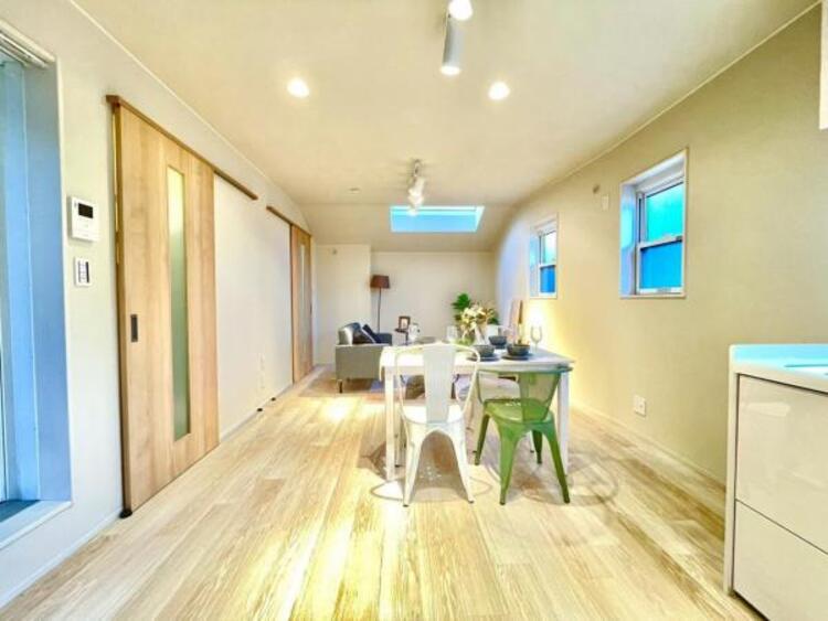 居間 飾リ過ぎないシンプルな内装と偏り過ぎないデザインで統一しております。