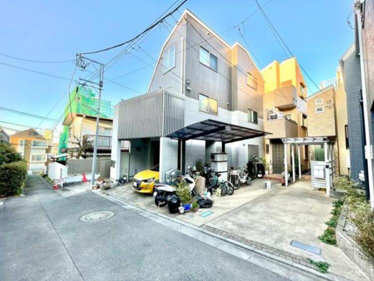 外観 前面道路は車通りの少ない道です。小さなお子様も安心してお過ごしいただけます。