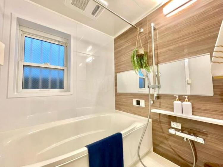 風呂 美しいツヤとなめらかな肌ざわり。水や汚れをはじき汚れにくくお掃除ラクラクの浴槽です。