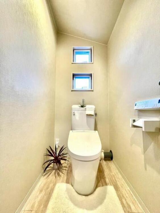 トイレ 白を基調に、飽きのこない空間は質感豊かな仕上がりとなっております。