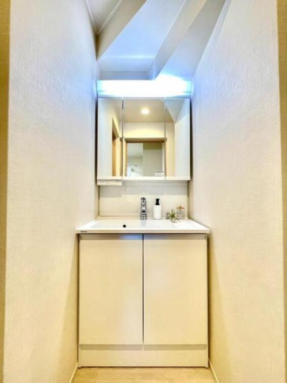 洗面 洗面室はしっかりとしたスペースを確保。上質な温かみを持つカラーで統一されています。