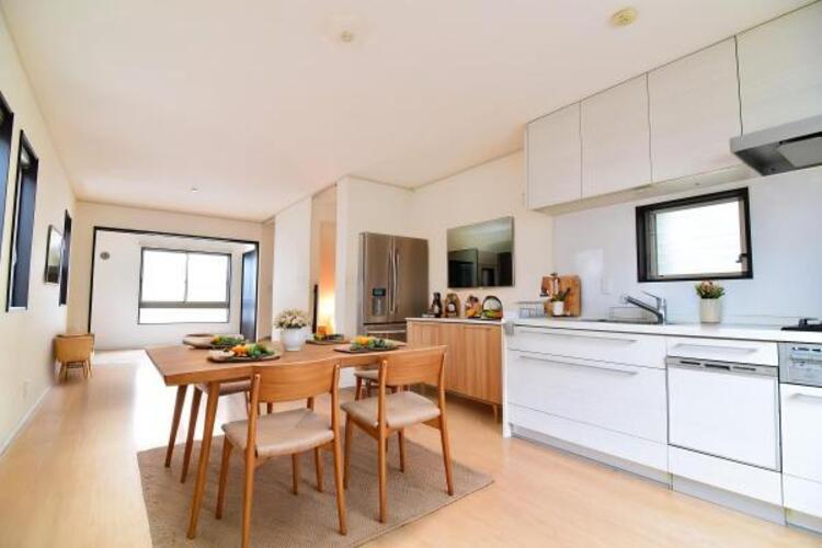 居間 リビング（配置してある家具はCGによるイメージです）