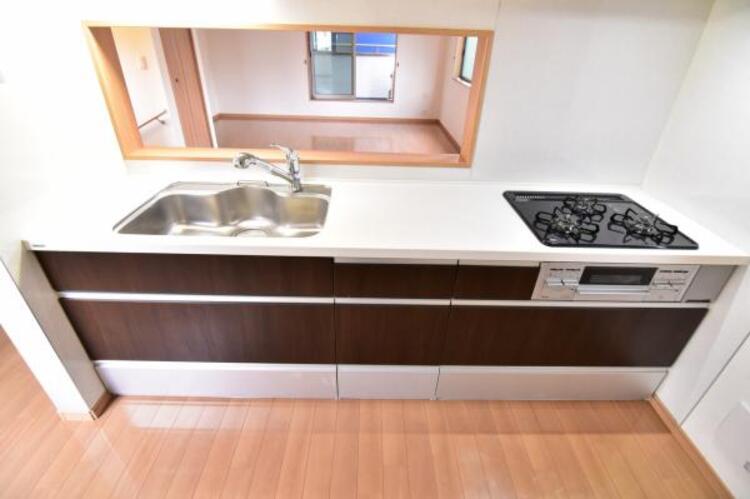 設備 キッチンはご家族との会話が楽しめる対面カウンタータイプを採用。リビングで遊ぶお子様の様子をうかがいながらお料理もできます。キッチンはご家族との会話が楽しめる対面式タイプを採用。リビングで遊ぶお子様の様子をうかがいながらお料理もできます。キッチンは家事動線…