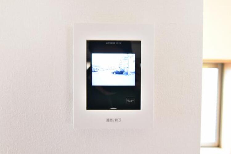 設備 来訪者を鮮明な画像で確認できるTVモニター付インターホン。夜間や天候の悪い日もしっかりとチェック。特に奥様やお子様だけでの在宅が多いご家族は必需品です。録画機能付きなら後からも確認できます。