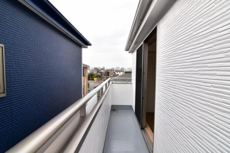 バルコニー 使い易いバルコニー。やわらかな陽射し・心地よい風。どこまでも広がる空の下、限りない開放感を味わえる空間です。